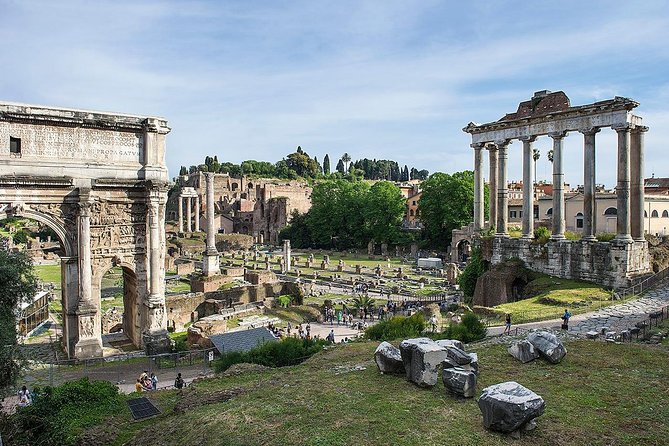 Rome, Private Photography Guided Tour - Capture Iconic Sights - Stop 1: Foro Romano sights, Tiber Island views, and the Colosseum angle