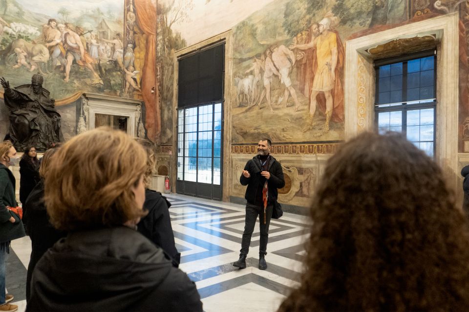 Rome: Private Tour of the Capitoline Museums - Michelangelo’s Piazza del Campidoglio and the optical illusion you can’t miss