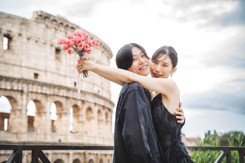 Rome: Romantic Couple Photoshoot. Choose your spot! - Spanish Steps: classic romance with a morning/evening edge