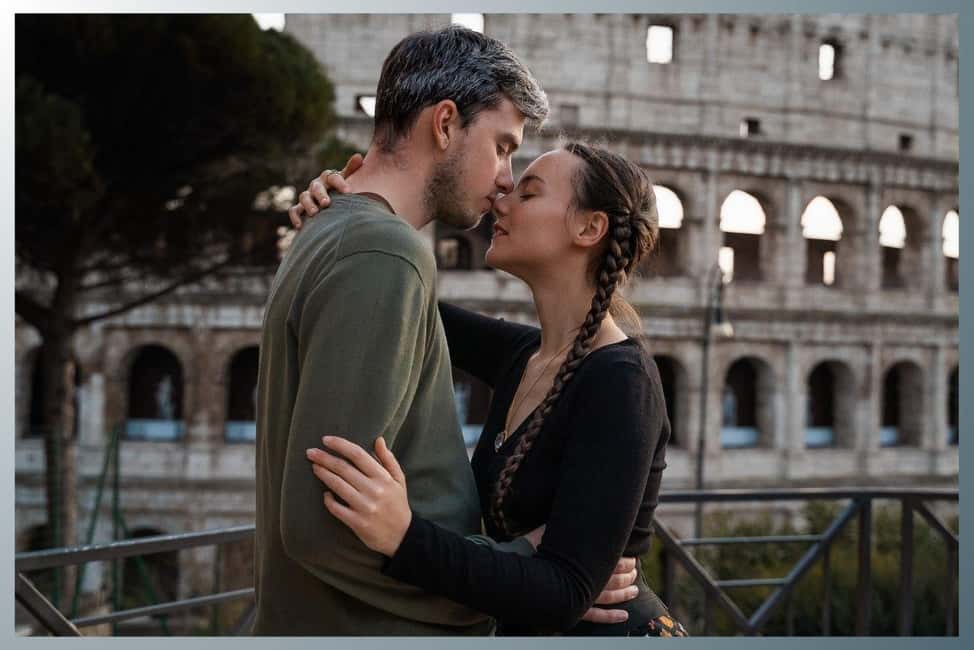 Rome: Romantic Couple Photoshoot Experience at the Colosseum - What the photographer actually does during your session