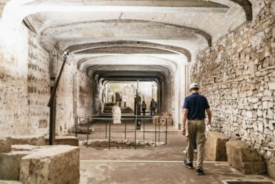Rome: San Clemente Underground and Basilica Guided Tour - Via di S. Giovanni in Laterano: meeting point, timing, and the “upstairs first” feel