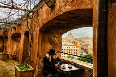 Rome: Skip-the-Line Castel Sant'Angelo Tickets & Audio Guide - Meeting the Crown Tours Host and Getting the App Ready