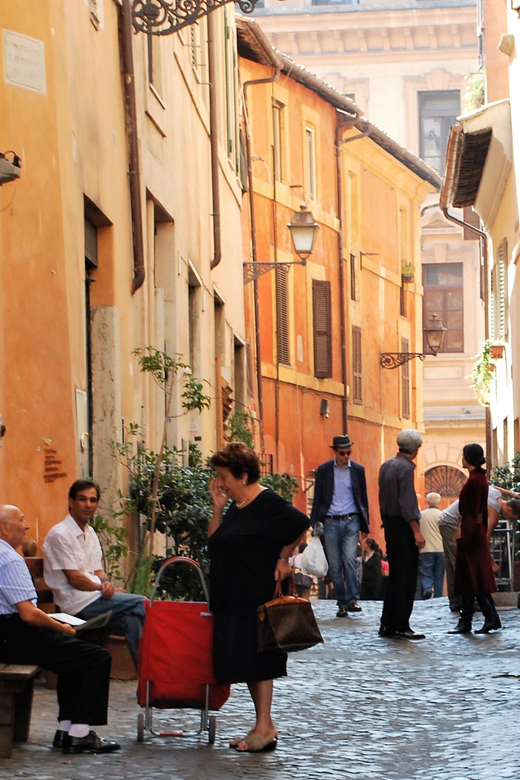 Rome: Squares and Fountains Guided Walking Tour - Where You’ll Start: Piazza della Trinità dei Monti and Finding Your Guide