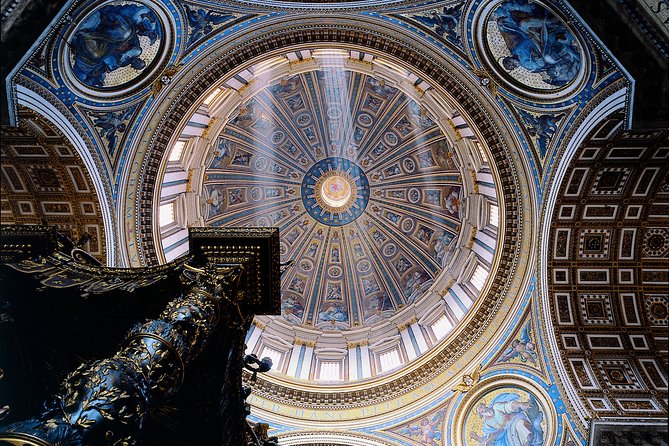 Rome: St Peter's Basilica and Papal Tombs Audio Guide - Bernini’s Baldacchino and the center of attention