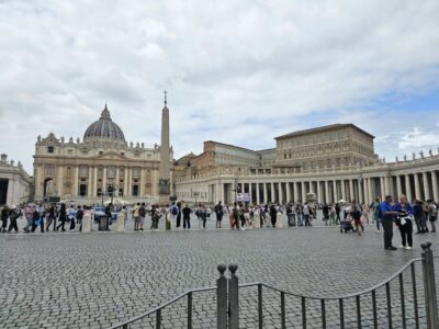 Rome: St. Peter's Basilica and Papal Tombs Guided Tour - Meeting point and timing: how to stay calm in the Vatican crowd