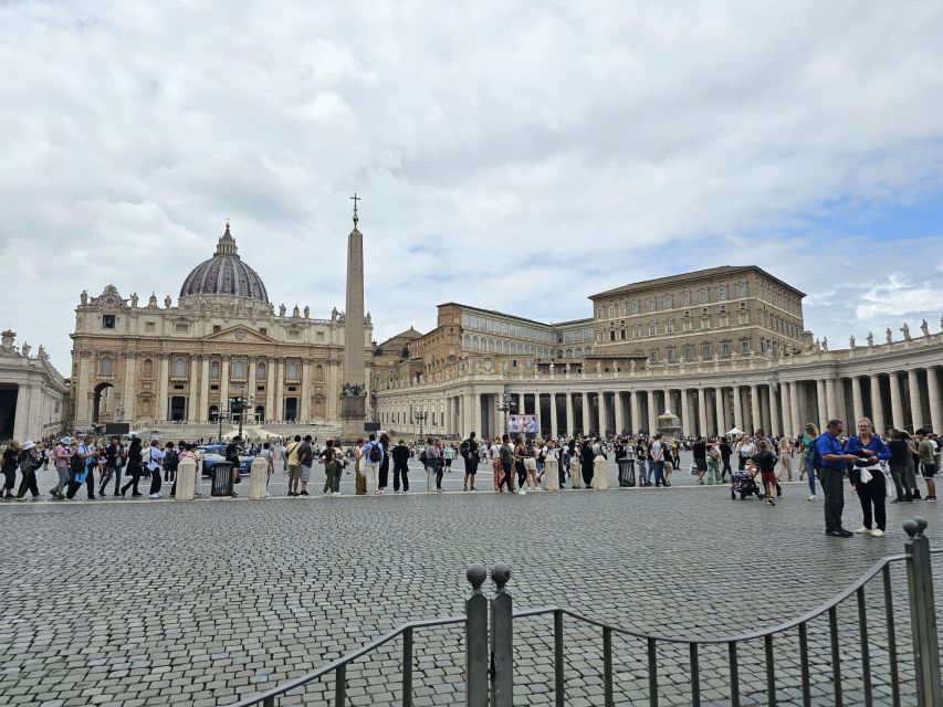 Rome: St. Peter's Basilica and Papal Tombs Guided Tour - Meeting point and timing: how to stay calm in the Vatican crowd