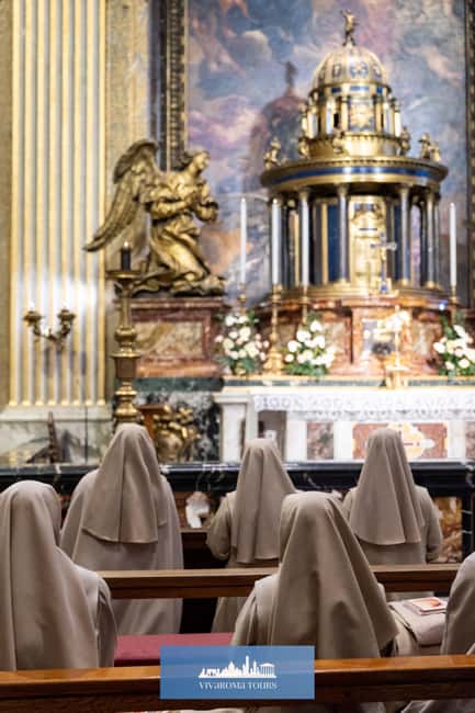 Rome: St. Peter's Basilica and Vatican Grottoes Guided Tour - St. Peter’s Square stop: the orientation you need before you go inside
