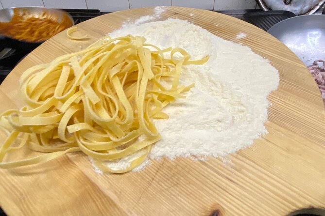 Rome - Tagliatelle Cooking Class with sit down Meal & Prosecco - The meal part: ragù or vegetarian, then you sit down and eat it