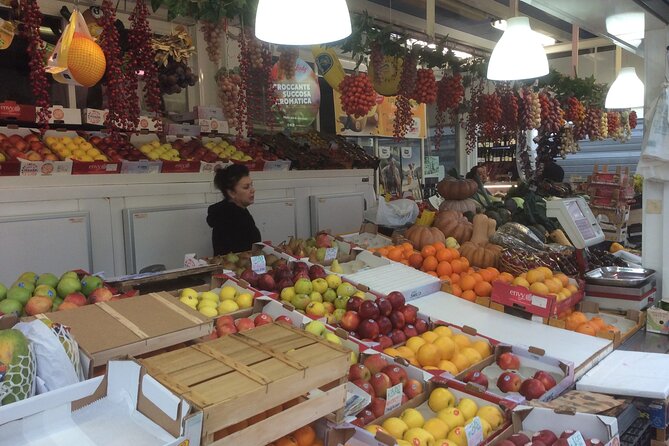 Rome Testaccio Market Walking food Tour and surrounding - Stop 1: Piramide Cestia and the Roman-meets-Egypt style