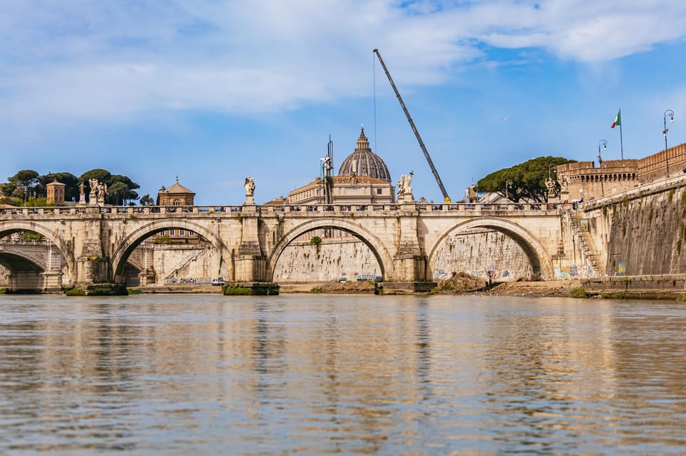 Rome: Tiber River Urban Rafting Tour with Roman Pizza - The rapids near Ponte Garibaldi: where the adrenaline shows up