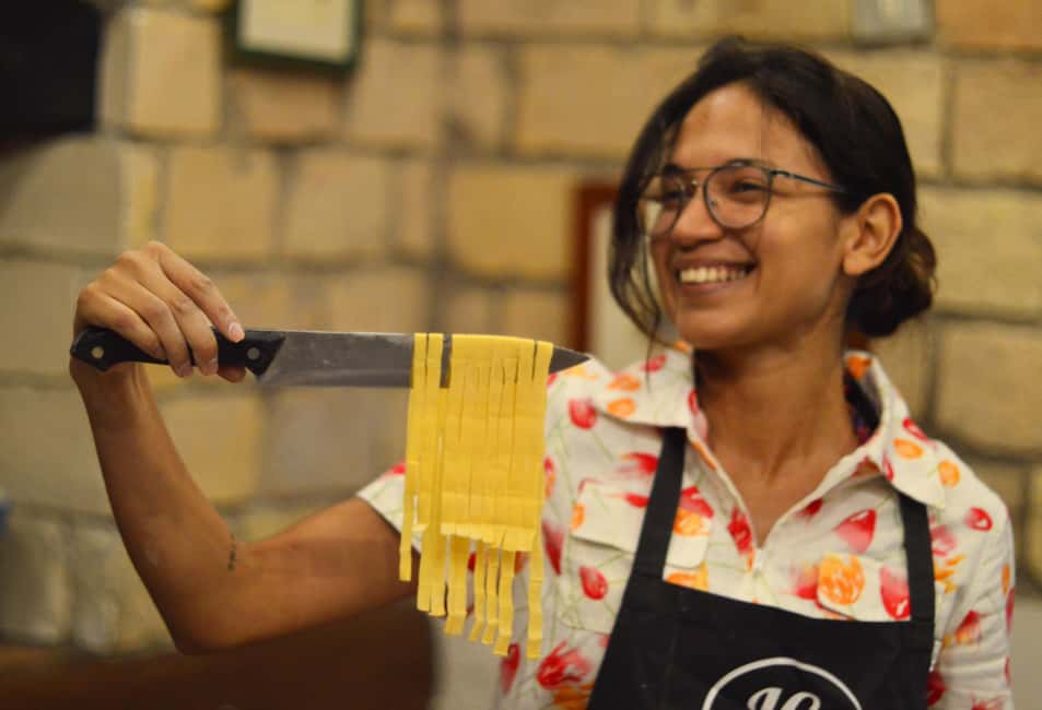 Rome: Traditional Pasta and Tiramisu Cooking Class - Languages, group size, and how to get the most teaching