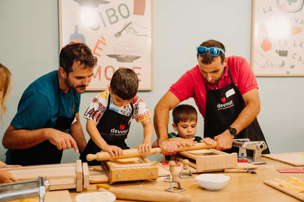 Rome: Traditional Pasta Making Class with Wine & Gelato - Inside a Trastevere cooking school session