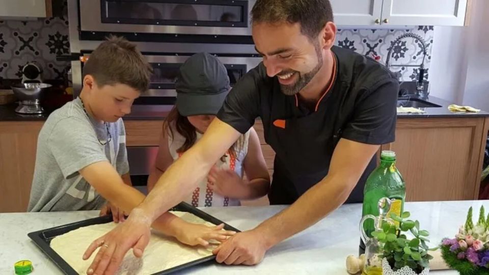 Rome: Traditional Pizza and Gelato Making Class - Oven time and the eat-now payoff