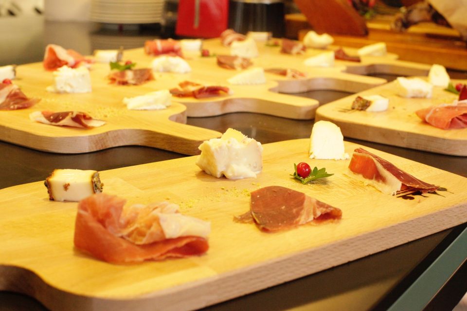 Rome: Trastevere Guided Food and Wine Tour with 20+ Tastings - Guides and group energy: why people keep praising the host