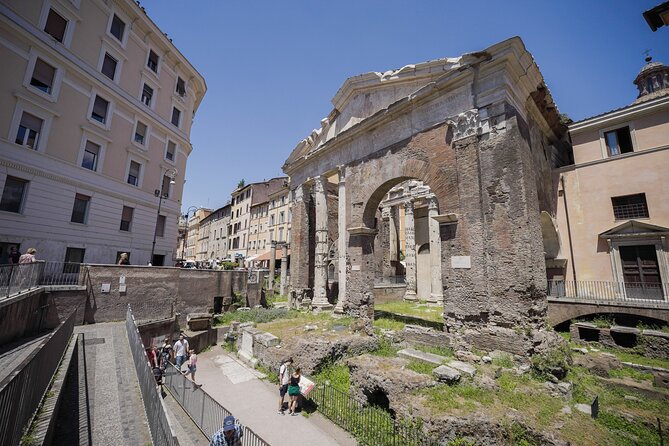 Rome: Trastevere Hidden Gems and Jewish Ghetto Small Group Tour - Stop 4: Isola Tiberina—River-Island Rome and Julius Caesar Lore
