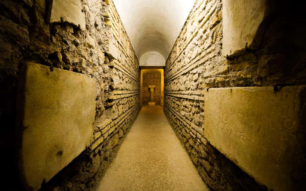 Rome: Trastevere with Underground Crypt & Jewish Ghetto tour - Vicolo dell’Atleta: Urban Legends in a Narrow Lane