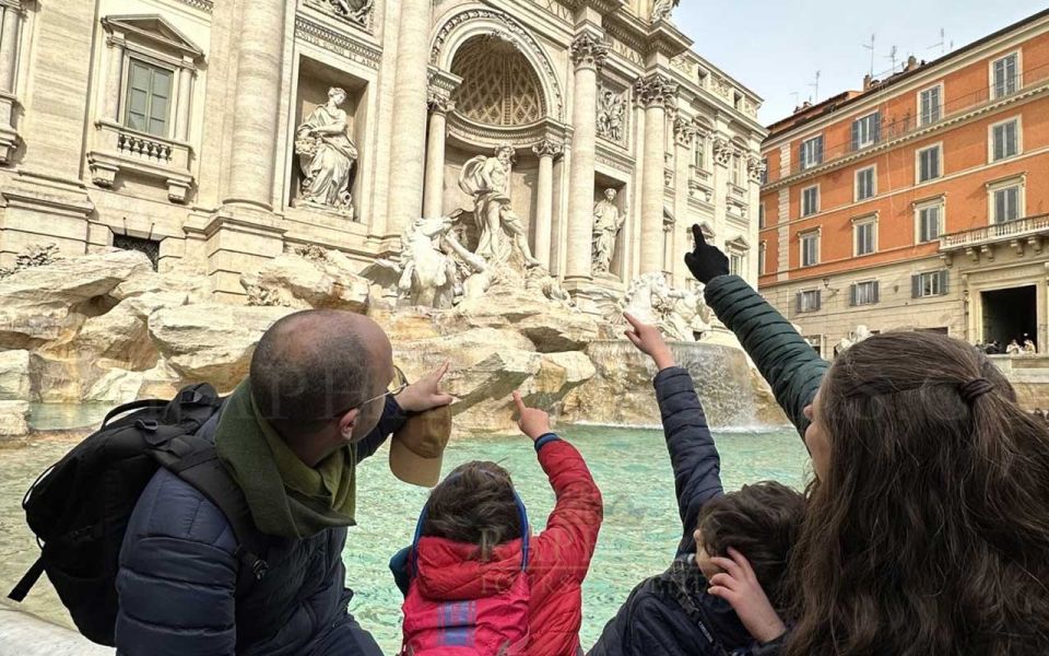 Rome: Treasure Hunt for Kids and Families Trevi and Pantheon - Trevi Fountain Clues: How Coins and Carvings Become a Lesson