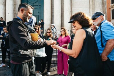 Rome: Trevi Fountain and Underground Guided Tour - Finding Your Guide at Santi Vincenzo e Anastasio (and Why Crowds Matter)