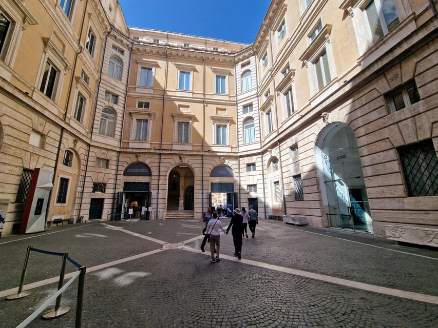 Rome: Walking Tour of World War 2 in Rome - A pause in the middle: the Julius Caesar assassination site