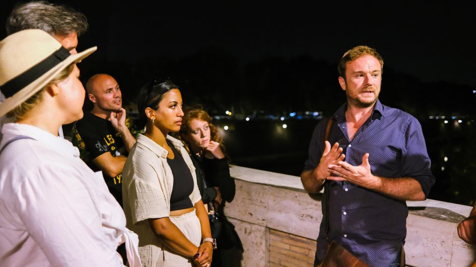 Secrets of Rome: Historical True Crime Small Group Tour - The local bar break: a needed reset mid-story