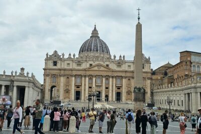St. Peter's Basilica Dome to Underground Grottoes Tour - Getting started at Via del Mascherino and staying together