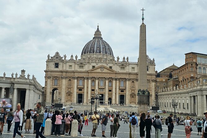St. Peter's Basilica Dome to Underground Grottoes Tour - Getting started at Via del Mascherino and staying together
