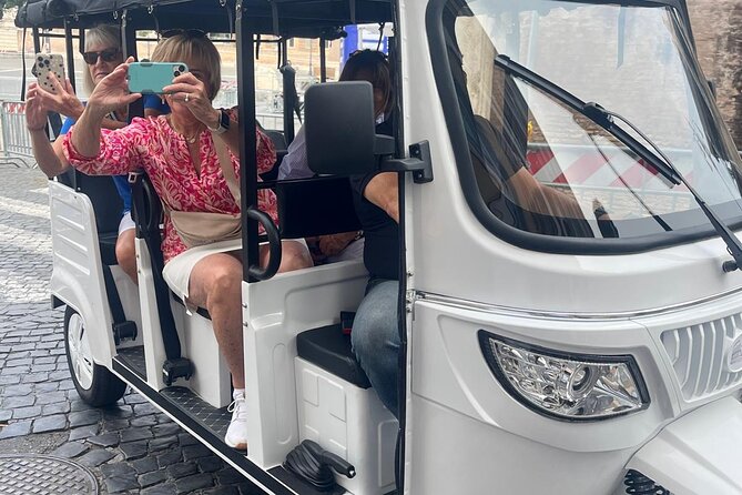 Tour privato di 3 ore al centro di Roma con un E-Tuk elettrico - Pantheon: the stop that turns architecture into a wow moment