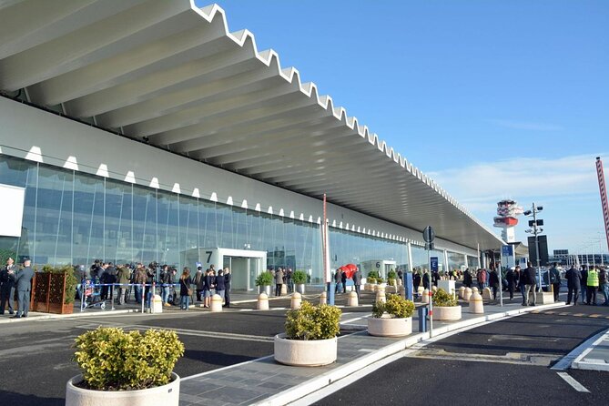 Transfer Rome Airport to Rome city - The Ride Itself: Air-Conditioned Comfort and a Private Vehicle