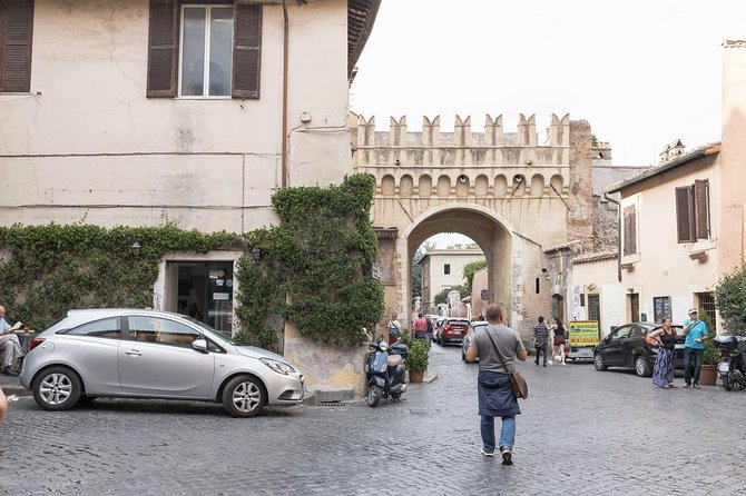 Treasure hunt in Rome, Ghetto and Trastevere - Fontana della Botte: A Fountain Stop That Turns Curious