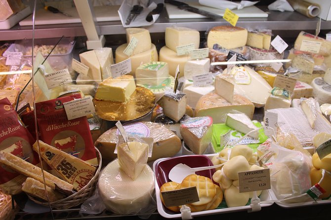 Twilight Local Food, History and Hidden Places - Via dei Pettinari: aperitivo, hidden streets, and a 150-years family bar