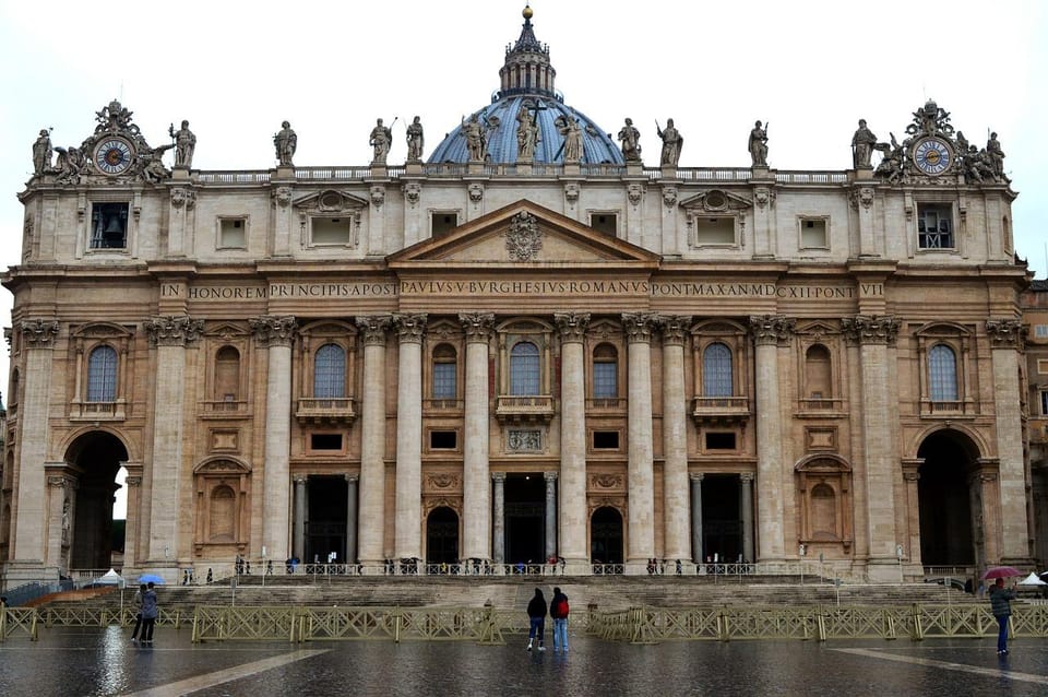 Vatican City: Guided Tour of the Papal Audience - Navigating the crowd: why the guided positioning matters