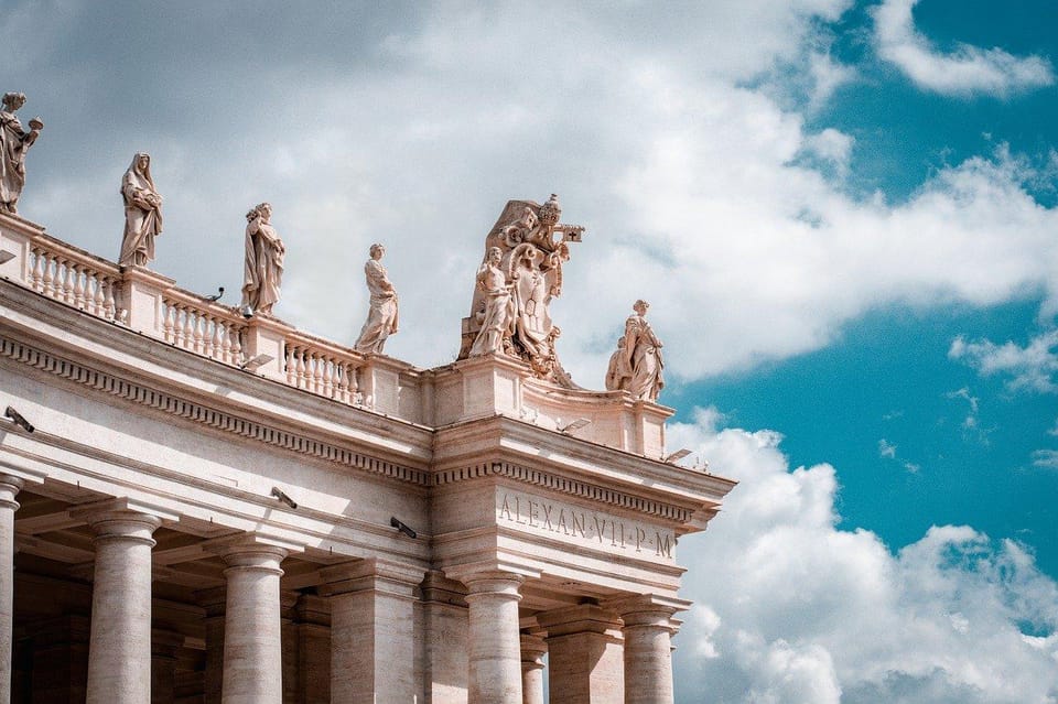 Vatican City: Guided Tour of the Papal Audience - St. Peter’s Square (or Paul VI Hall): the setting changes the vibe