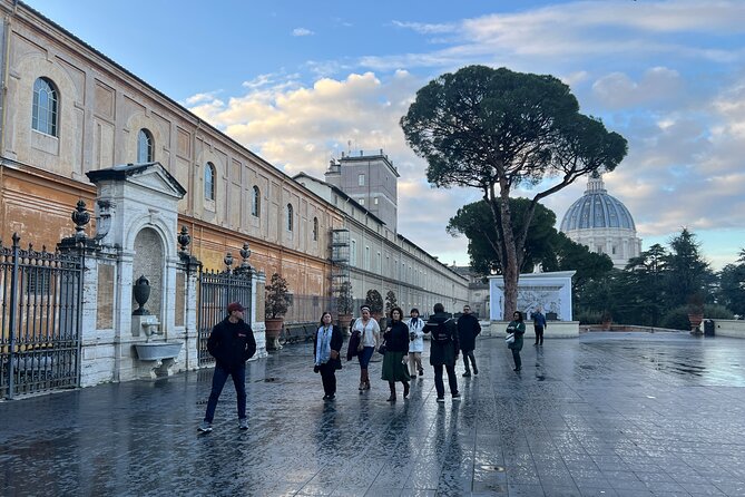 Vatican Museums Alone: Semi-Private Early Entry Tour & Breakfast - Gallery of Maps: accuracy and golden showmanship