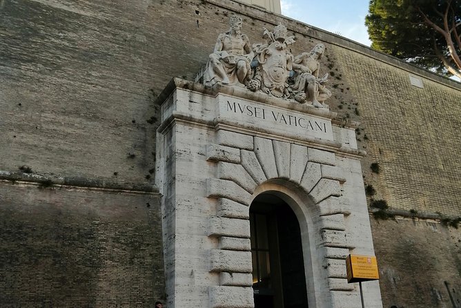 Vatican museum's & Sistine Chapel Reserved Entrance - Crowds, Meeting Points, and the 15-Minute Rule