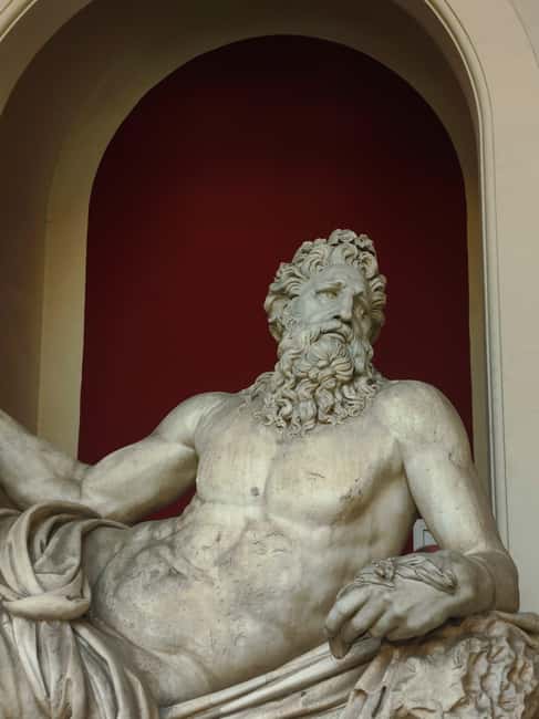 Vatican: Priority Entry to Vatican Museums an Sistine Chapel - Dress code and visitor rules that can affect your day
