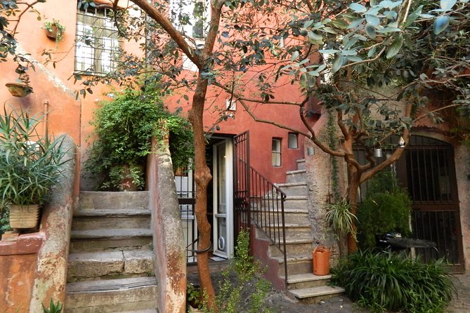Villa Farnesina in Trastevere PRIVATE Walking Tour - Meeting at Via dei Banchi Vecchi and setting the tone