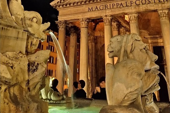 Walk the magic of Rome at night - Trevi Fountain at Night: The Crowd Strategy Matters
