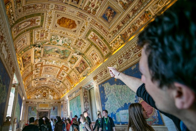 Wheelchair Accessible Sistine Chapel & Vatican Private Tour for Disable Visitors - Cortile della Pigna: a calm start in the Pigna courtyard